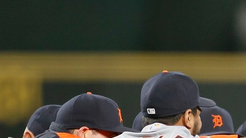 Los felinos celebran con Turnbull el quinto no hitter de la temporada.