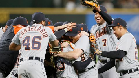 Los felinos celebran con Turnbull el quinto no hitter de la temporada.