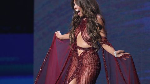 Thalía dejó claro que no llevaba ropa interior puesta al usar un vestido de transparencias. El mismo mostró parte de su torso durante el concierto "Ellas y su Música" transmitido por Univision.