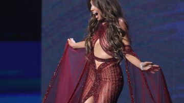 Thalía dejó claro que no llevaba ropa interior puesta al usar un vestido de transparencias. El mismo mostró parte de su torso durante el concierto "Ellas y su Música" transmitido por Univision.
