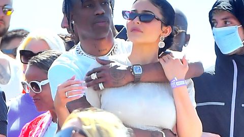 Captan imágenes de presunta cita entre Kylie Jenner y Travis Scott junto a otras dos parejas de famosos.