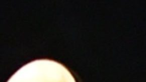 Kylie Jenner celebró el cumpleaños de Travis Scott en una discoteca en Miami y usó un vestido con un escote que por poco le llega a la retaguardia.