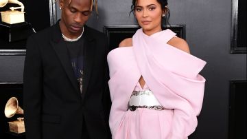 Kylie Jenner celebró el cumpleaños de Travis Scott en una discoteca en Miami y usó un vestido con un escote que por poco le llega a la retaguardia.