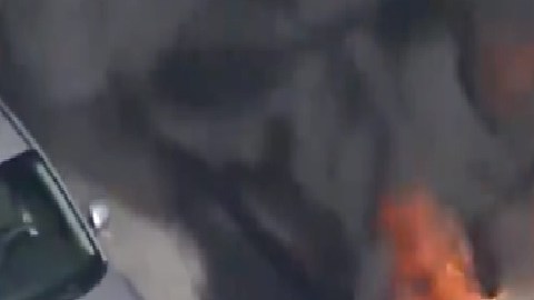 VIDEO: Fumador provoca que su auto estalle en llamas al usar desinfectante de manos