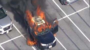 VIDEO: Fumador provoca que su auto estalle en llamas al usar desinfectante de manos