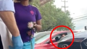 VIDEO: Mexicano hace enfurecer a Karen en Taco Bell y todo se vuelve un caos