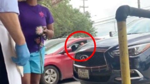VIDEO: Mexicano hace enfurecer a Karen en Taco Bell y todo se vuelve un caos
