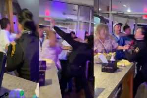 VIDEO: Pelea en restaurante de comida mexicana; Mujer policía propina golpiza a sujeto y noquea a señora