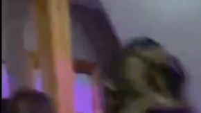 VIDEO: Pelea en restaurante de comida mexicana; Mujer policía propina golpiza a sujeto y noquea a señora