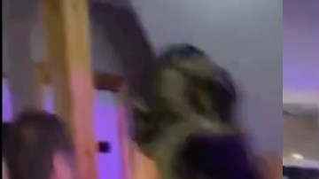 VIDEO: Pelea en restaurante de comida mexicana; Mujer policía propina golpiza a sujeto y noquea a señora