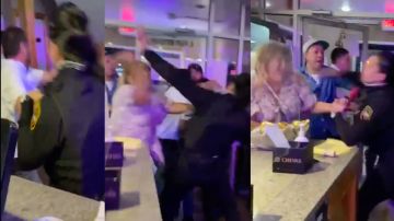 VIDEO: Pelea en restaurante de comida mexicana; Mujer policía propina golpiza a sujeto y noquea a señora