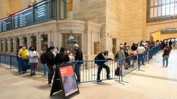 El Gobernador anunció que los sitios móviles de vacunación en Grand Central Terminal y en Penn Station se extienden por otra semana.