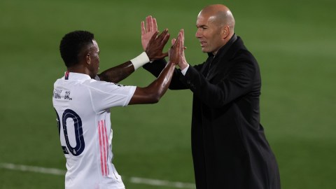 El brasileño Vinicius fue uno de los que se despidió del francés.