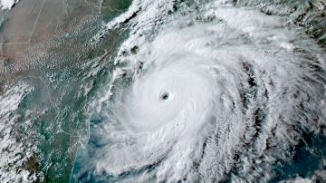 USA9870. MIAMI (ESTADOS UNIDOS), 20/05/2021.- Fotografía del 26 de agosto de 2020 cedida hoy por la Administración Nacional de Océanos y Atmósfera de EEUU (NOAA) donde se muestra una imagen satelital del huracán Laura mientras se acercaba a tocar tierra en Luisiana. La temporada ciclónica en el Atlántico, que comienza el próximo 1 de junio, será menos intensa que la de 2020, pero más activa de lo normal con la formación de entre 6 y 10 huracanes, según el pronóstico anual difundido este jueves por la NOAA. EFE/NOAA /SOLO USO EDITORIAL /SOLO DISPONIBLE PARA ILUSTRAR LA NOTICIA QUE ACOMPAÑA (CRÉDITO OBLIGATORIO)