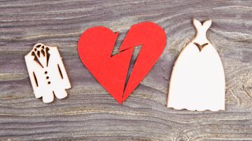 Divorce,And,Canceling,Marriage,Concept.,Broken,Heart,And,Wedding,Dresses