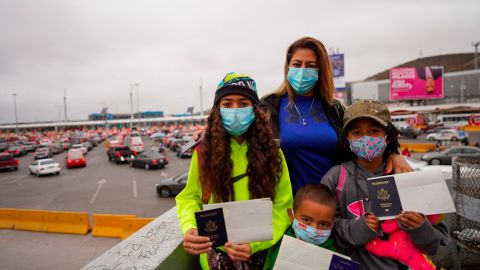 AME1911. SAN YSIDRO (ESTADOS UNIDOS), 29/05/2021.- La hondureña Gladys Alvarenga posa con sus hijos hoy, en el cruce fronterizo de Arlington, California (EE.UU.). Una mujer hondureña con dos hijas con pasaporte estadounidense regresó este sábado a California, 69 días después de que la Patrulla Fronteriza los expulsara a México al considerar que no eran elegibles para entrar al país a pesar de ser ciudadanas. "No es legal que no dejen entrar a mis hijas a su país", dijo a Efe la indocumentada hondureña Gladys Alvarenga, madre de Naydelyn y Vianela, de 12 y 10 años, respectivamente, y estadounidenses de nacimiento. Viajaba con ellas el otro hijo de la mujer, David, de 5 años y hondureño. EFE/ Manuel Ocaño