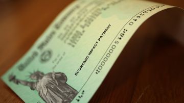 La octava tanda de cheques de estímulo incluye 570,000 pagos plus-up que tienen un valor de casi $1,000 millones de dólares.