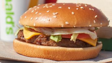 McDonald's es una de las empresas que estará dando producto gratis este viernes.