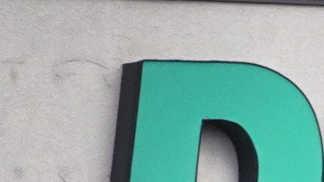 Una tienda de a dólar suele medir menos de 10,000 pies cuadrados, que es muchísimo menos que un Walmart de 180,000 pies cuadrados.