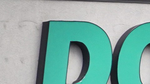 Una tienda de a dólar suele medir menos de 10,000 pies cuadrados, que es muchísimo menos que un Walmart de 180,000 pies cuadrados.