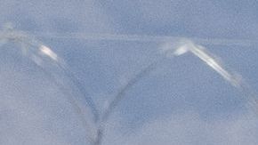 Embarazada trata de cruzar muro fronterizo y queda atrapada