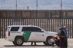 Rescatan a migrante hondureña embarazada que quedó atrapada al intentar saltar muro fronterizo