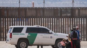 Embarazada trata de cruzar muro fronterizo y queda atrapada