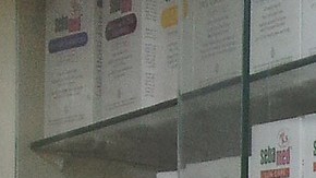 Estante de farmacia con medicinas, minerales y vitaminas.