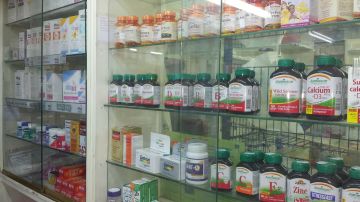 Estante de farmacia con medicinas, minerales y vitaminas.