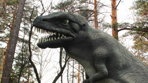 Muere al quedar atrapado en figura de dinosaurio