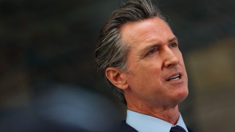 El gobernador Gavin Newsom también dijo que darán noticias sobre el regreso de los estudiantes a las escuelas el próximo otoño.