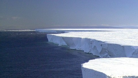 Se desprendió un iceberg en la Antártida.