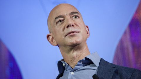 Jeff Bezos tiene una fortuna de más de $186,000 millones de dólares.