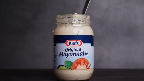 Kraft está uniendo fuerzas con Mayo Man, un personaje que saltó a la fama por comer mayonesa a cucharadas en público.