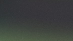 Madre vegana es criticada por dejar que su bebé coma tierra