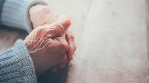 Rescatan a anciana en CDMX que era maltratada por su sobrino