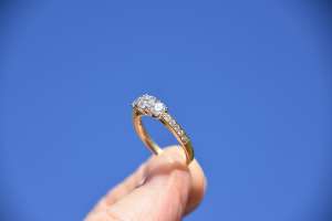 VIDEO: Empleada de joyería denuncia en redes a un hombre que compró dos anillos, uno para su prometida y otro para su amante