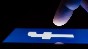 Desaparece en Facebook el modo oscuro para miles de usuarios de iOS y Android