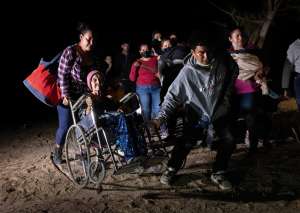 Murió anciana hondureña que hace unos días cruzó la frontera en silla de ruedas