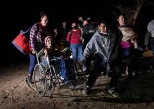 Murió anciana hondureña que hace unos días cruzó la frontera en silla de ruedas