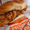 La cadena de hamburguesas Popeyes fue fundada en 1972 y tiene más de 40 años dando servicio a millones de clientes.