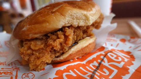 La cadena de hamburguesas Popeyes fue fundada en 1972 y tiene más de 40 años dando servicio a millones de clientes.