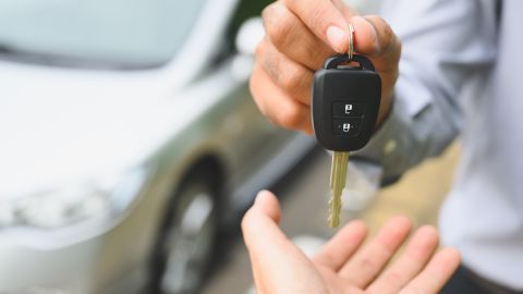 Exalumnos le compran auto a profesor