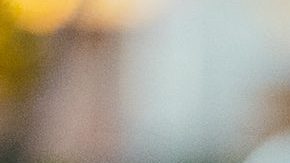 Captan a hombre desnudo en un río con una niña