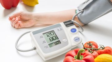 Es importante monitorear la presión arterial si hay historial familiar de problemas cardiovasculares.