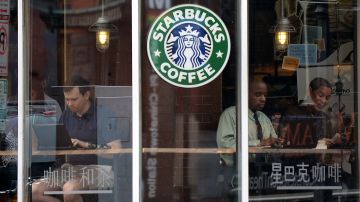Si Starbucks abandonara la plataforma, no sería la primera empresa en hacerlo, pero sería, por mucho, la más grande.