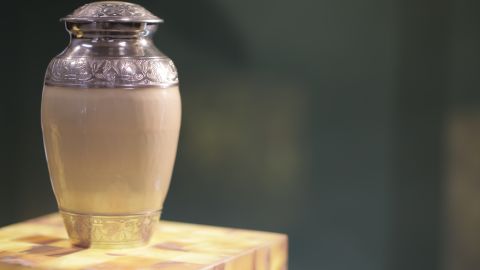 Lo detienen y esposan por confundir droga con las cenizas de su hija