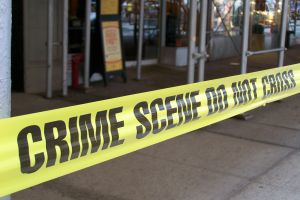 Dos mujeres asesinadas en Nueva York: una latina en casa atacada por su pareja y otra dentro de auto robado en Ohio estacionado en edificio NYCHA