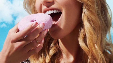 Además de las donas gratis, Dunkin’ Donuts lanzará una colección de ropa de moda de edición limitada.