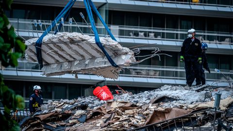 Sube a 12 la cifra de muertos y sigue la búsqueda de 149 personas en el derrumbe del edificio en Miami